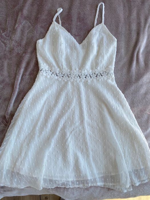 Бяла рокля, лека, с цип на гърба