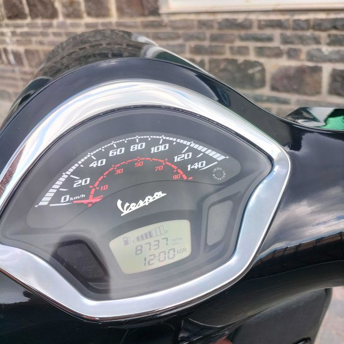 Motocicleta VESPA 300 GLS din 2022 cu 8700km vand cu acte in regula inscrisa in circulatie stare perfecta,