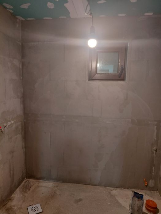 Къща с двор и гараж