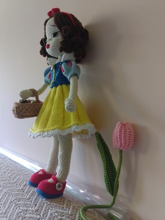Снежанка ръчно плетена кукла
