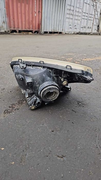 Фара на Toyota Rav4 2001