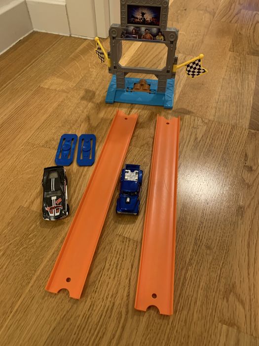 Set Hot Wheels - piste, masinute