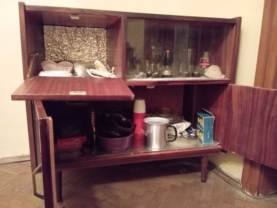 Секция - витрина, ТВ шкаф, комод, етажерка и ретро скрин