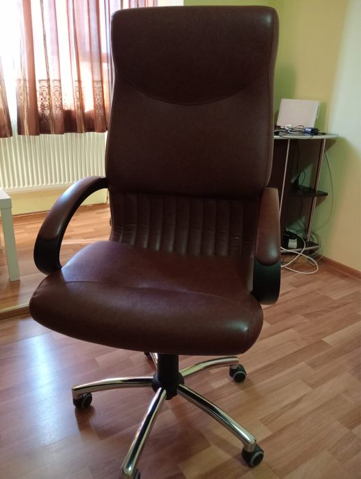 Scaun directorial Maro