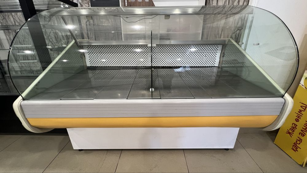 Продам холодильные витрины и холодильный ларь