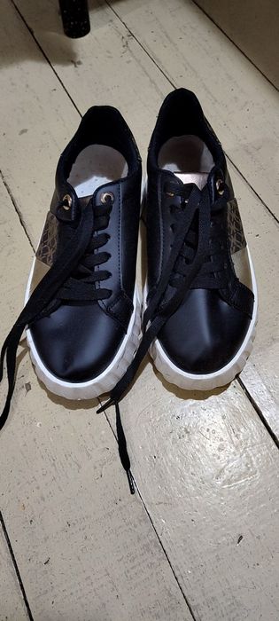 Дамски спортни обувки