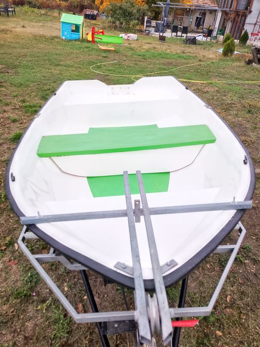 Лодка с колесар-регистриран