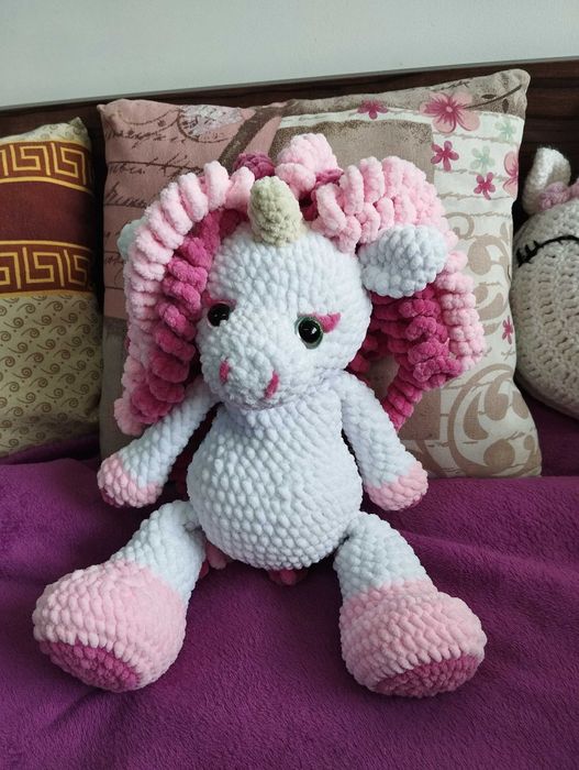 Ръчно направен плетен плюшен еднорог