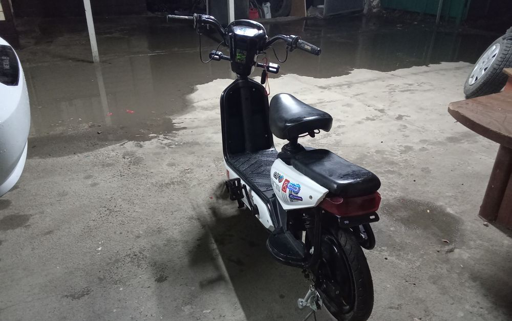 Продаю скутер ск8