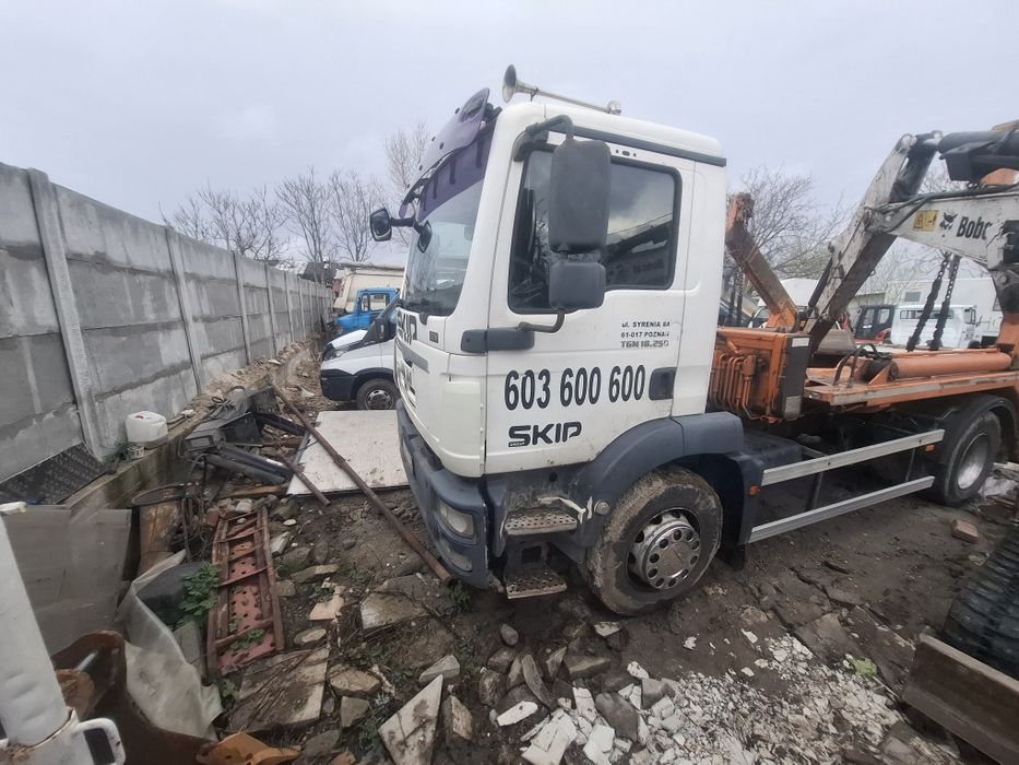 Man 18,250 abrollkipper cu lanțuri pentru containiera container moluz moloz skip  18 tone recent adus