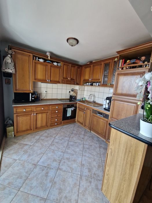 Кухня от масив с вградени уреди