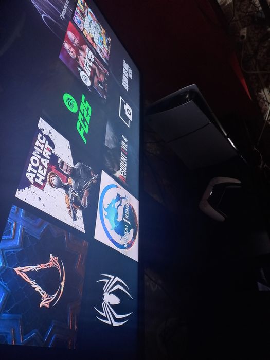 PS5 slim ideal tiniq original djoystik o'yinlari yozigan karobka bor.