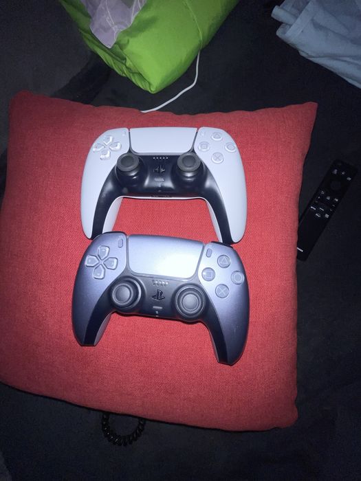 Ps5 disk edition със две игри и два джойстика запазен