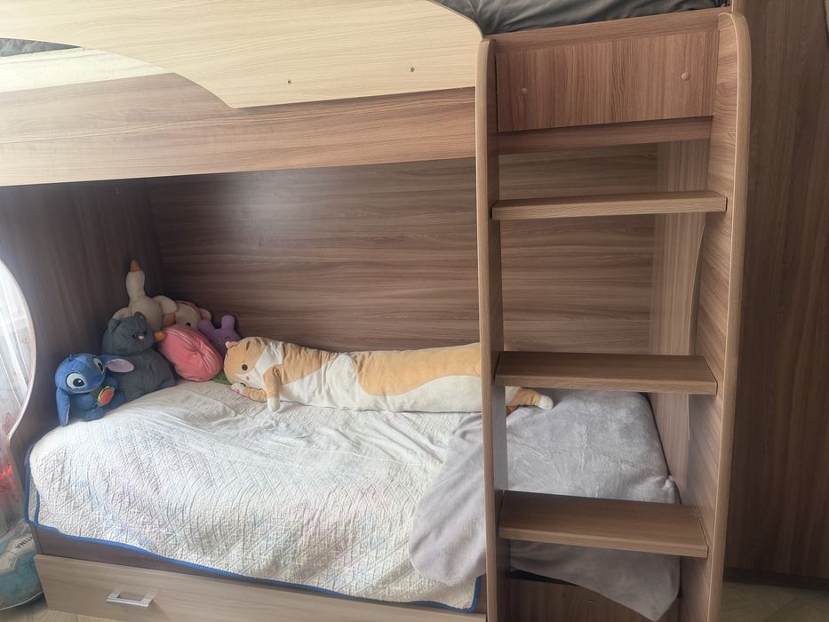 Продам двухъярусную кровать б/у.