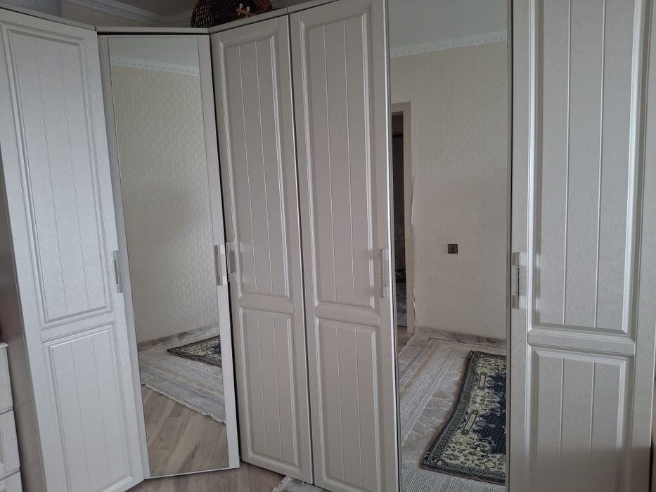 Продам шкафы угловые