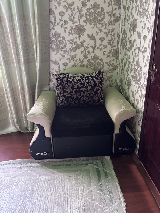 Диван екі креслосымен сатылады.