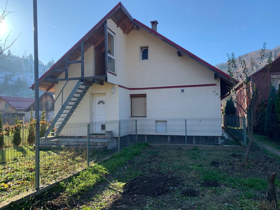 Casă cu etaj și șemineu, într-o zonă liniștită