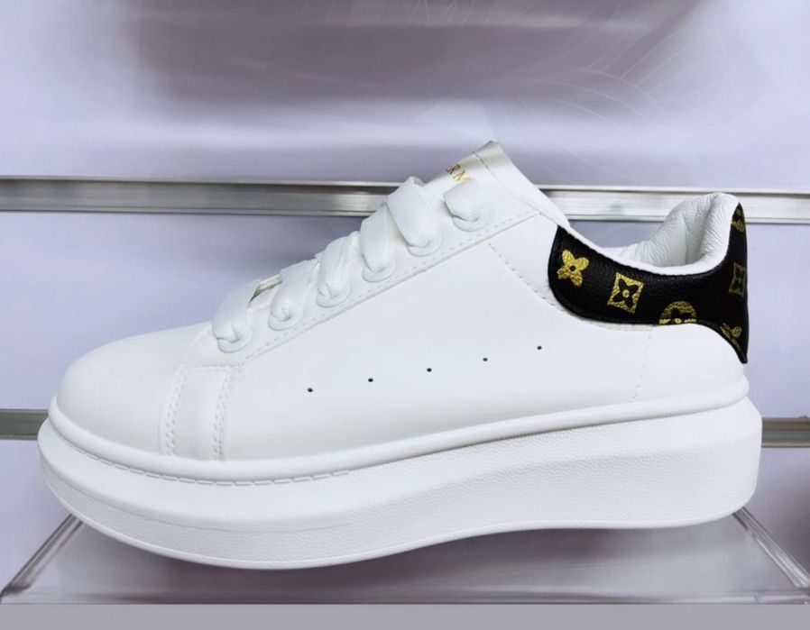 Женски кроссовки