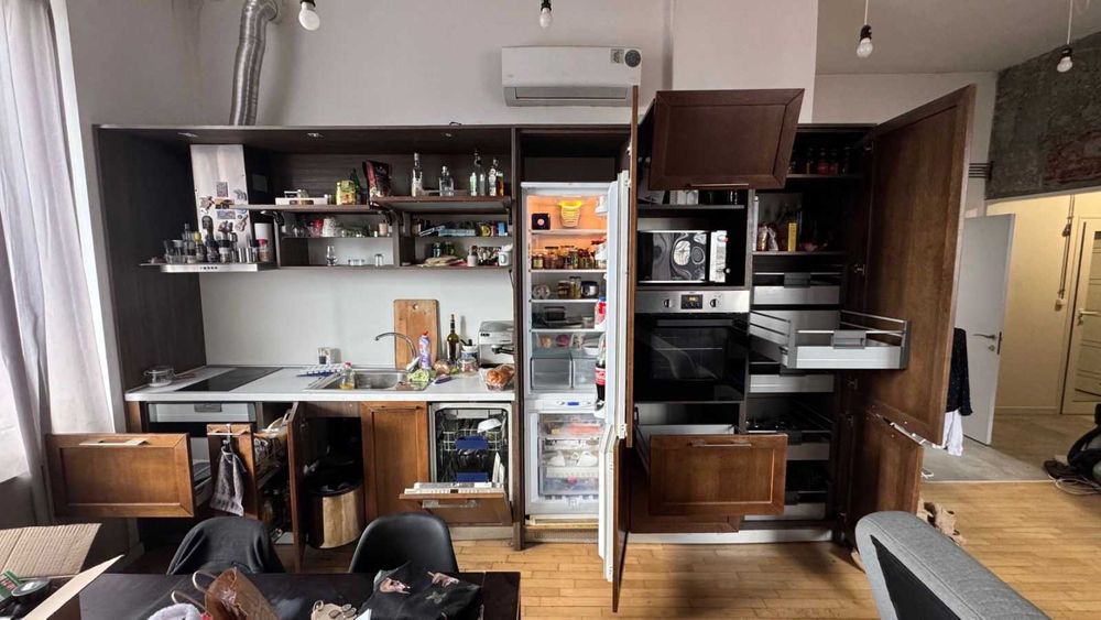 Кухненско обзавеждане с вградени уреди