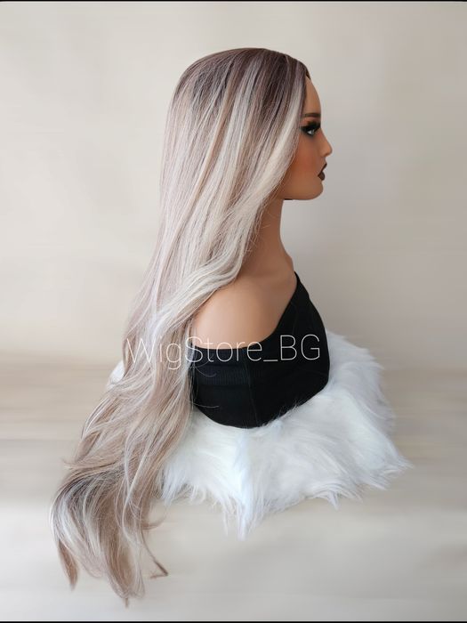 Пепеляво руса перука на леки вълни без бретон
