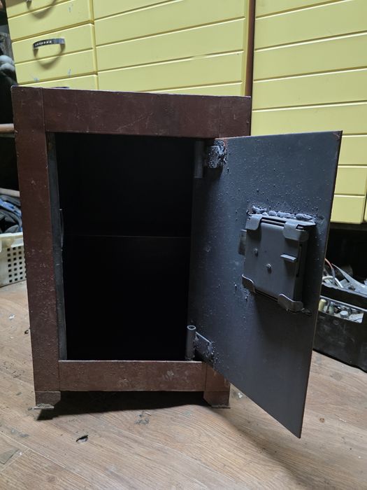Железный сейф б/у