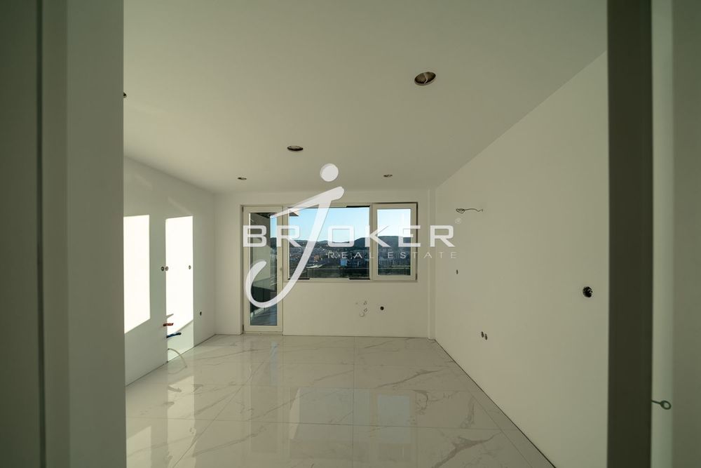 Продава се Многостаен апартамент в Кърджали, Център - 299 кв.м за 1004 €/кв.м - Снимка #9