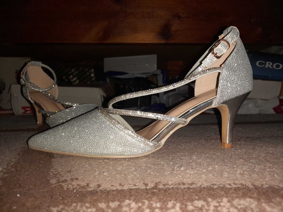 Сребърни обувки на среден ток