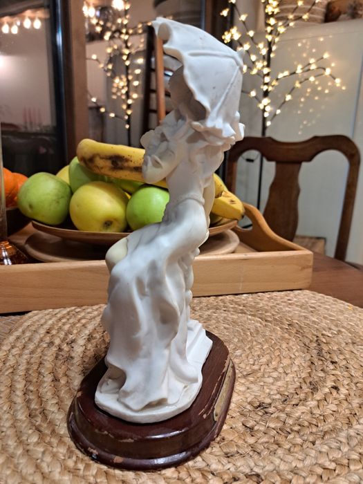 Статуетка от полирезин.