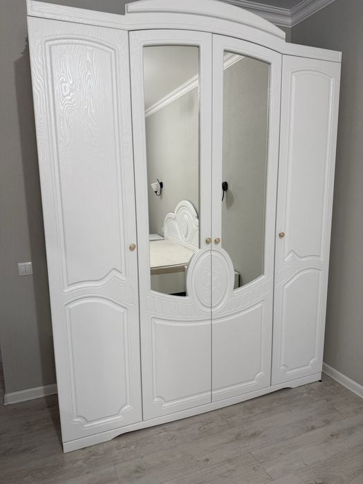 Шкаф с комодом и зеркалом