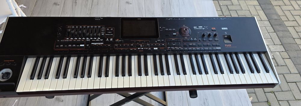 Korg pa 4 de vanzare, 2100€ €