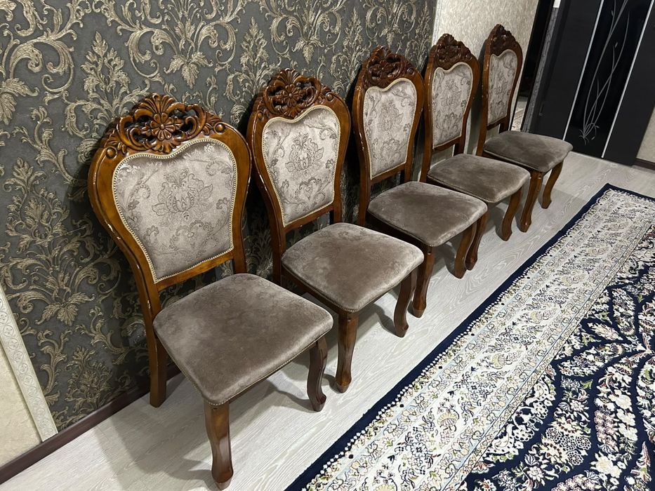 Комод стол стульями