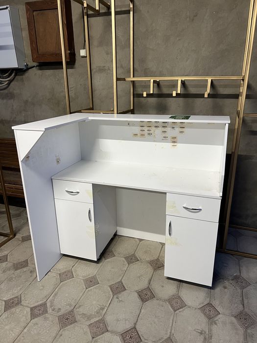 Рабочий стол, стол для администратора