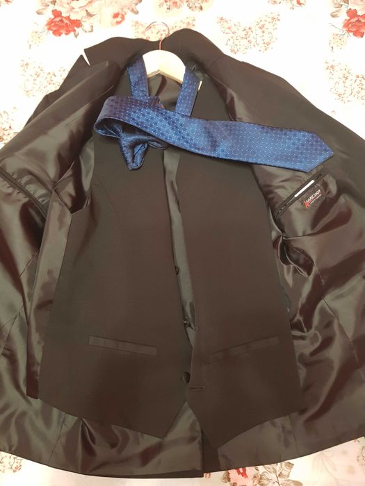 Официален мъжки костюм и риза