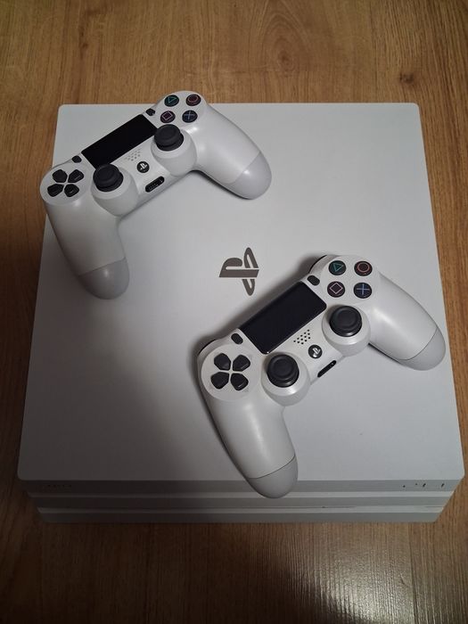 Consolă PS4 Pro cu 2 manete originale