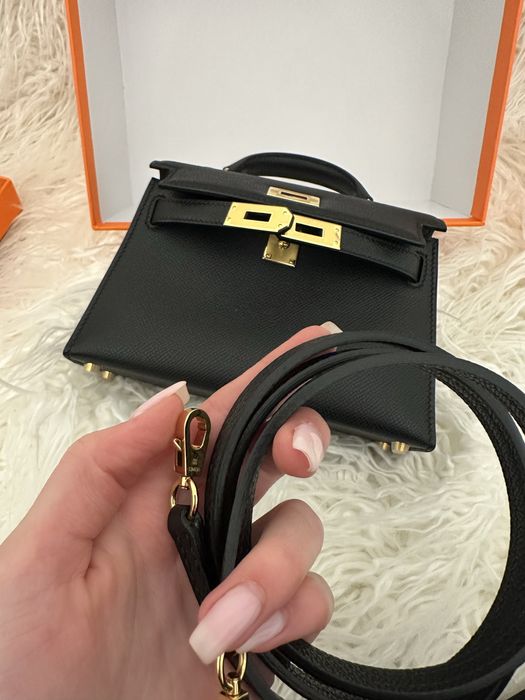 Черна малка кожена чанта със златна катарама