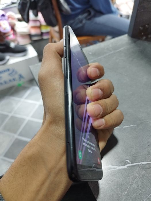 Samsung A6 qora rangli qirilgan joyi yo'q