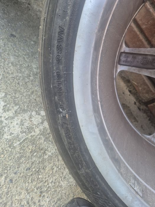 2 roti 245/40ZR19 98W + o anvelopa aceleași dimensiunj
