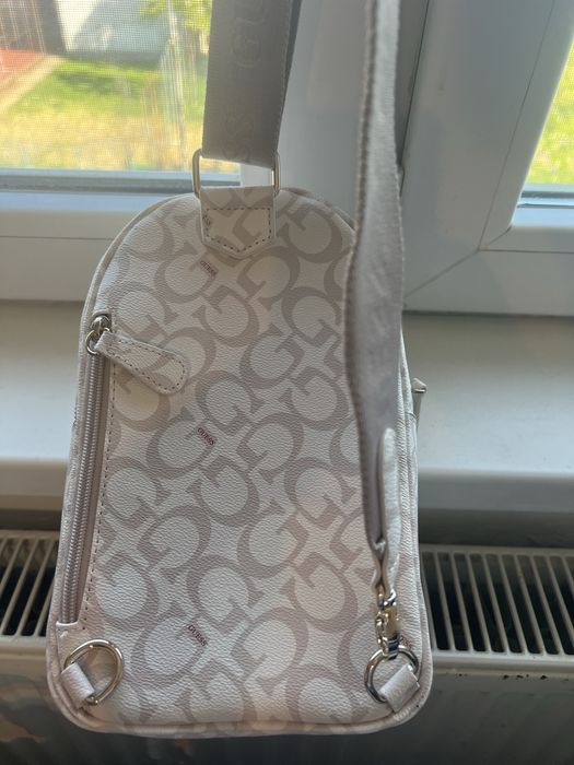 Vand rucsac Guess de dama pe umar