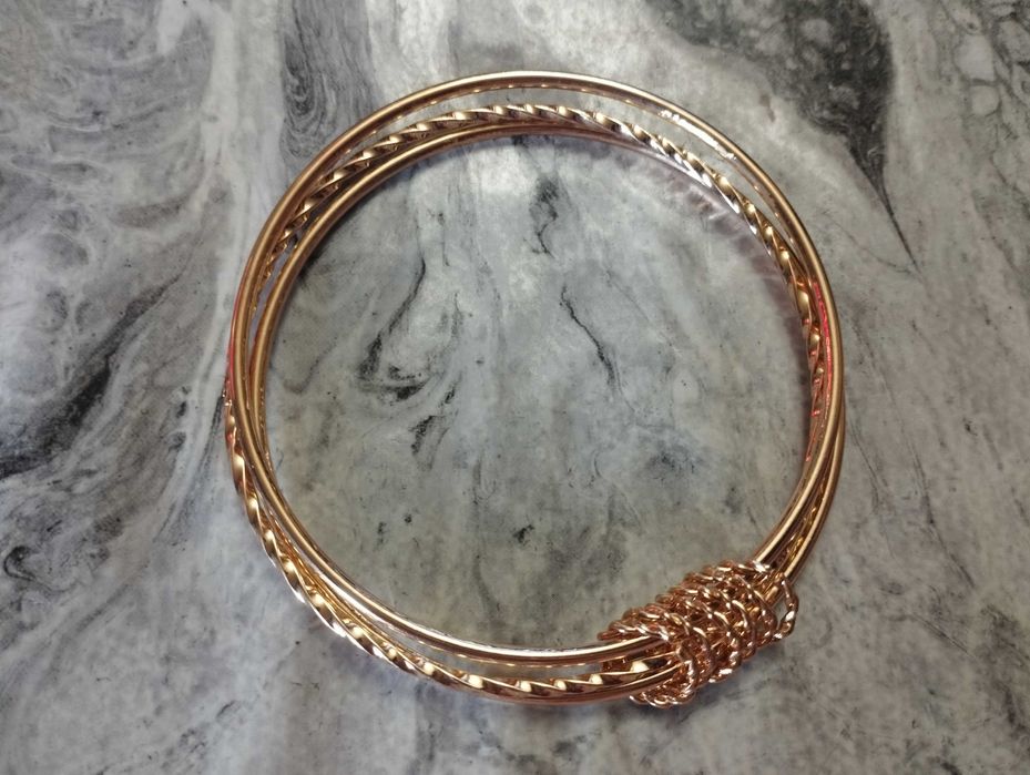 Различни бижута на символични цени