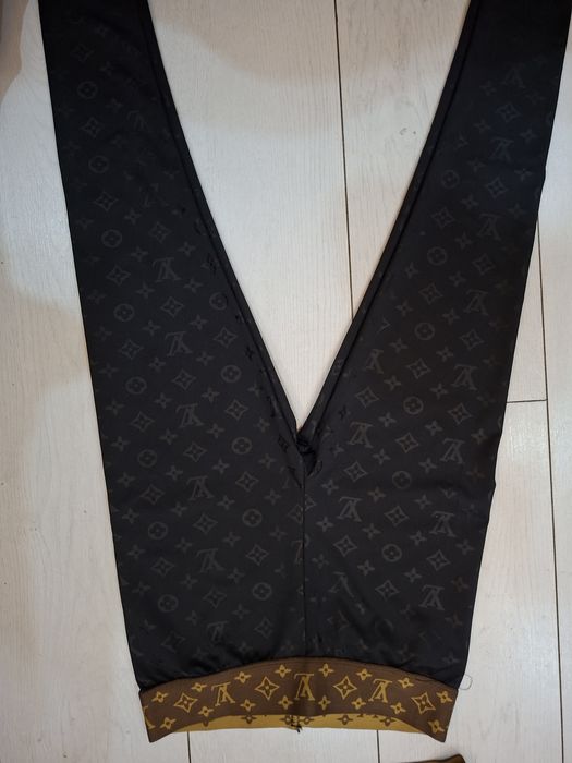 Luis Vuitton, bluză și colant