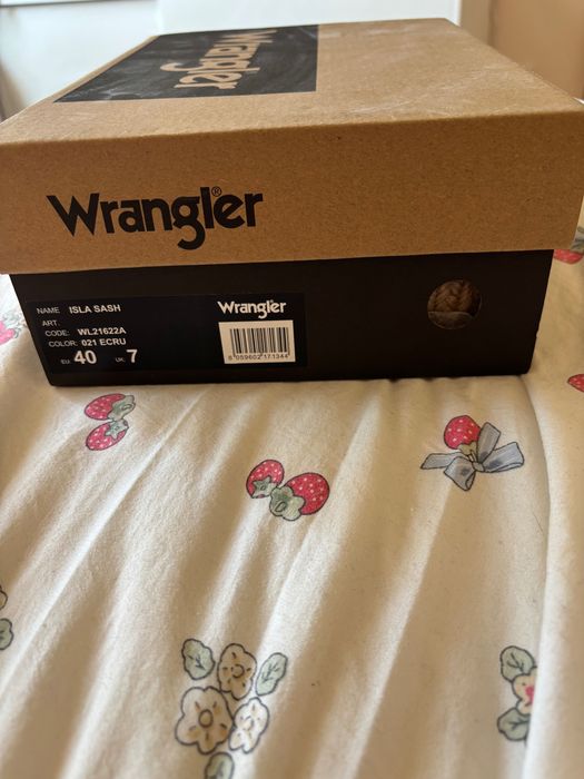 Здравейте,предлагам една емоционална покупка на обувки WRangler.