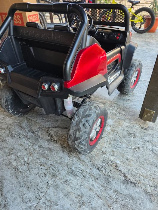 Vând jeep unimog pentru copii.varsta între 2 si 5 ani.