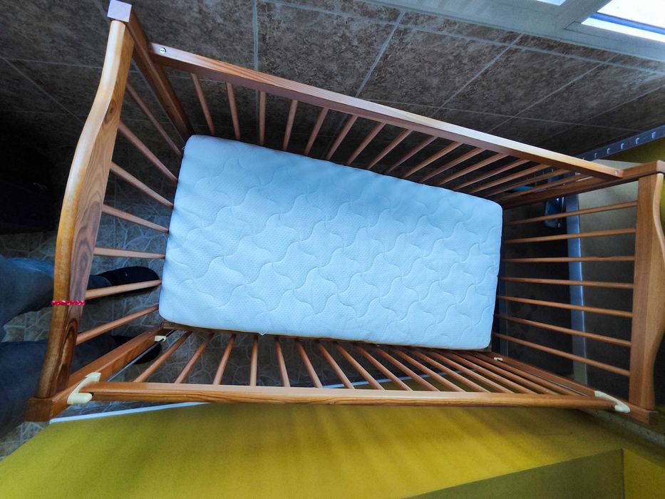 Детско бебешко дървено легло