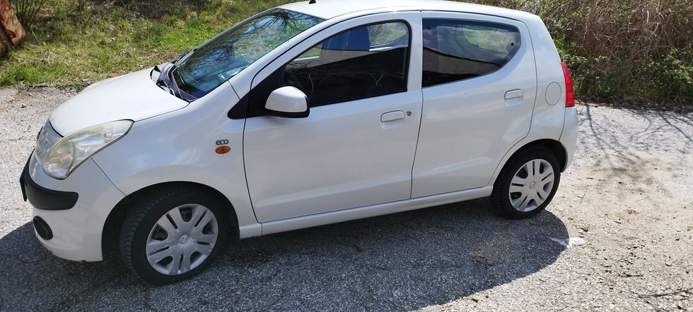 Продавам Nisam Pixo 2011