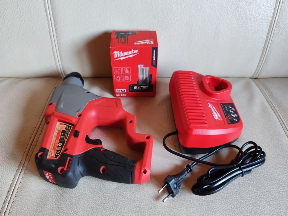 Ciocan rotopercutor Milwaukee M12 CH