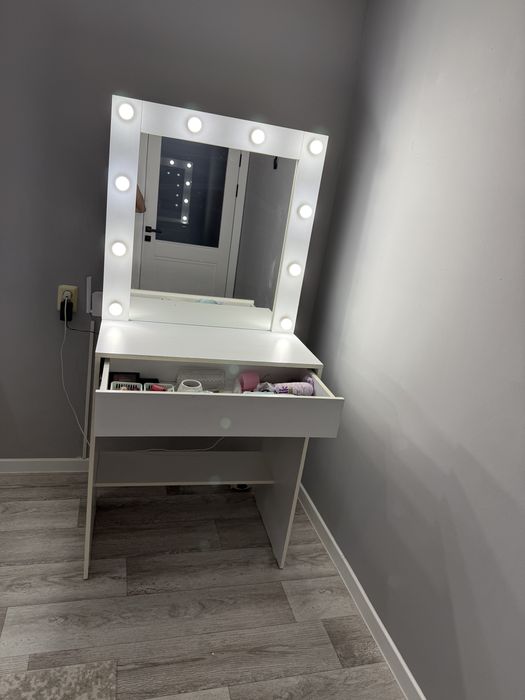 Продам туалетный столик