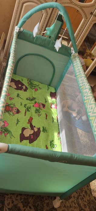 Кроватка манеж с пеленальным столиком.