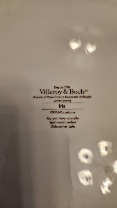 Set Villeroy Boch model Iris 12 persoane impecabil