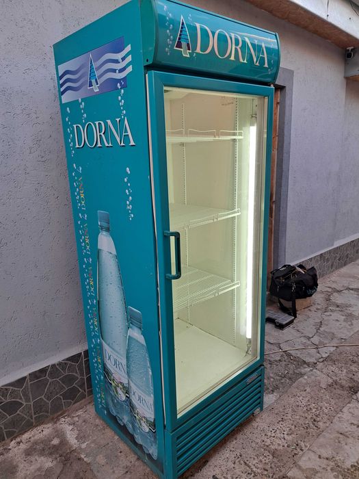 Vând vitrină frigorifică, potrivită pentru terasă, magazin, bar sau restaurant.
