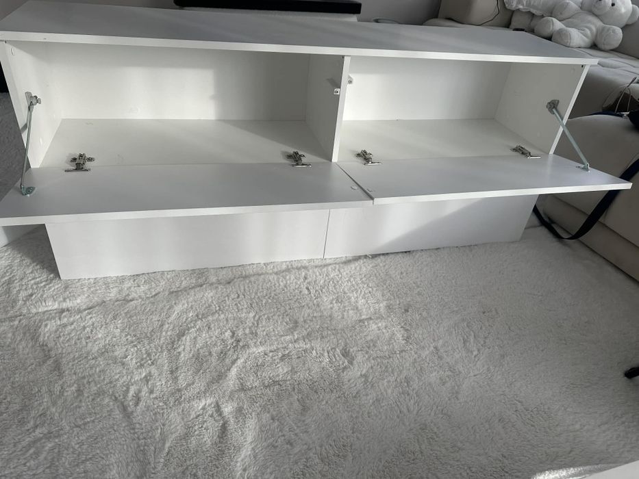 Тв шкаф , бял лак , пуш бутон